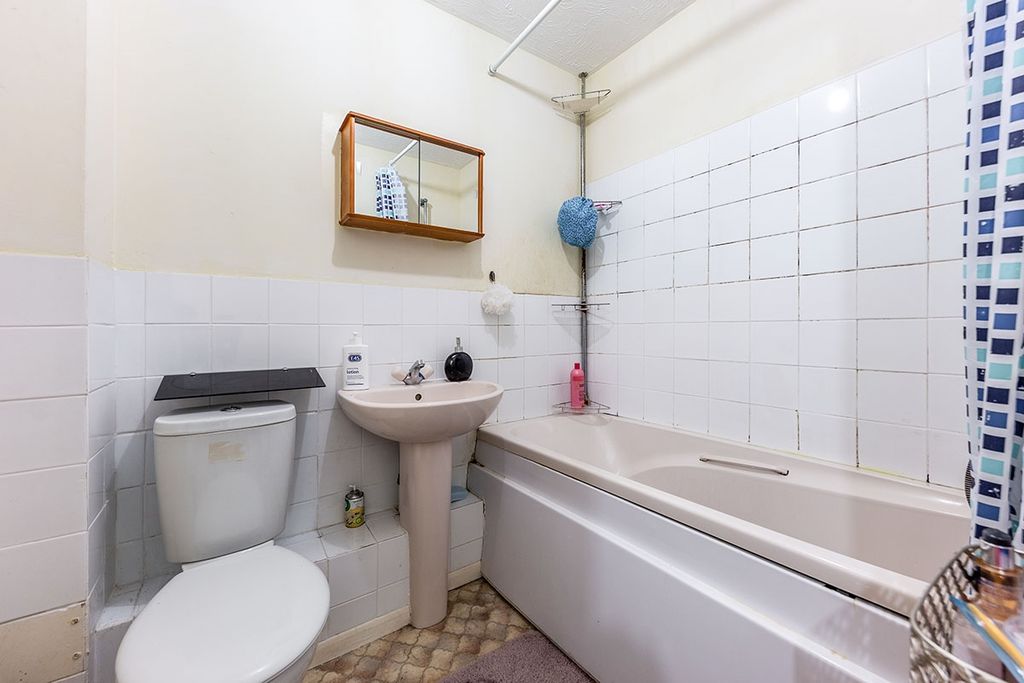 Property photo 3 of 8 Bathroom/Shower Room