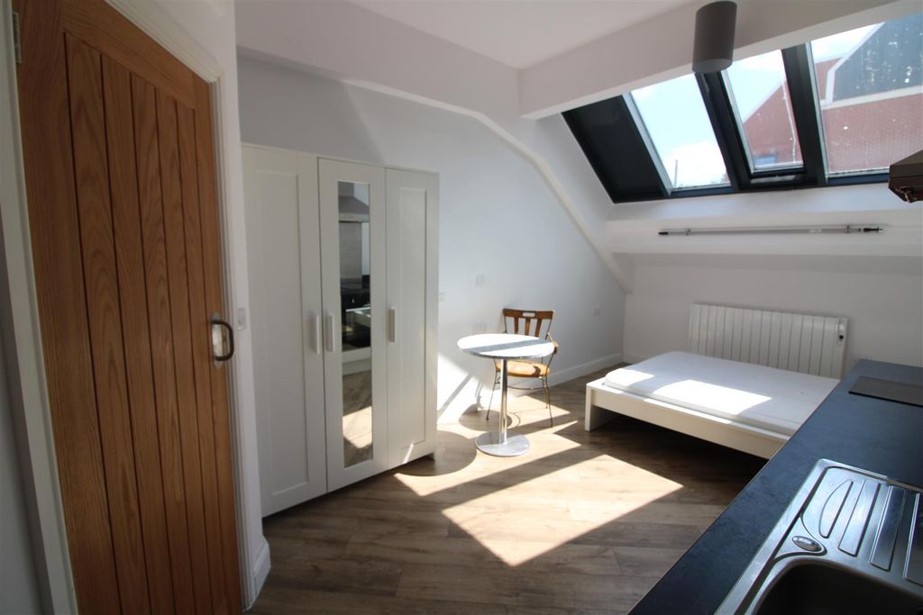 Property photo 2 of 8 Studio