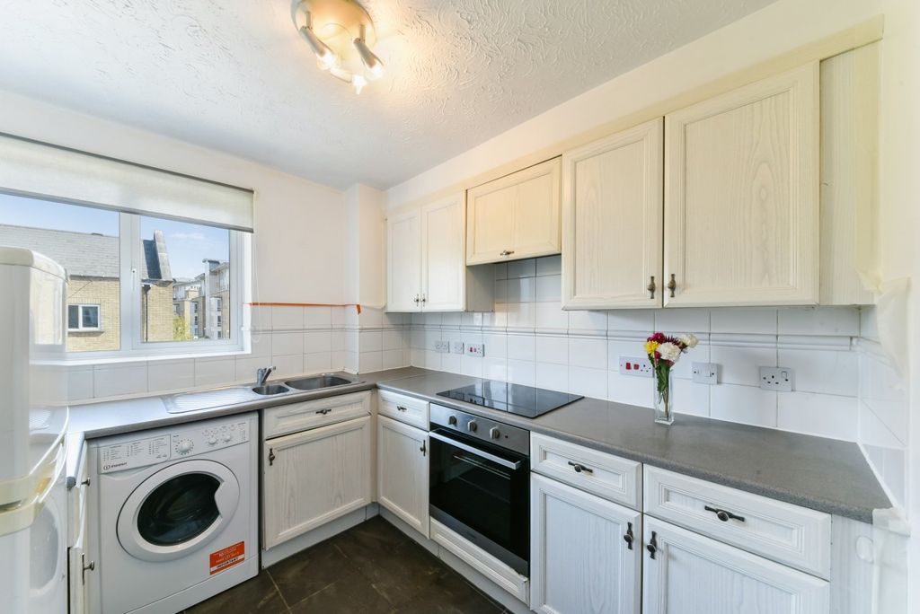 Property photo 3 of 8 Kitchen