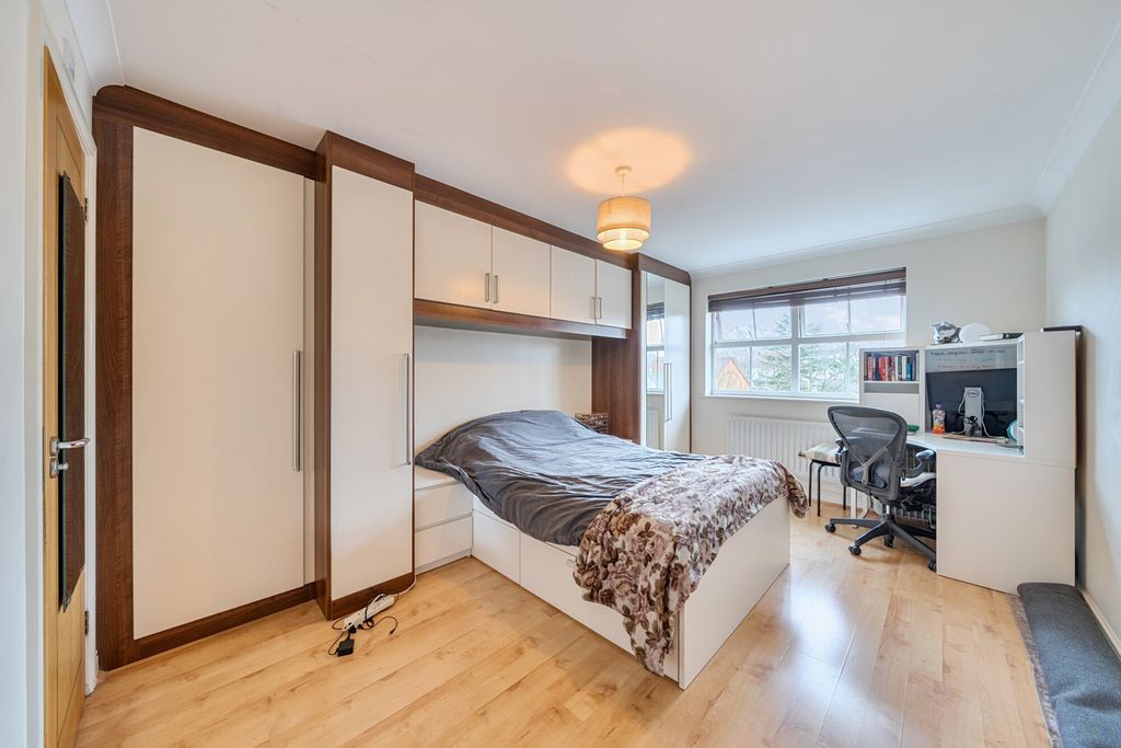 Property photo 3 of 14 1400824-4-696E517...