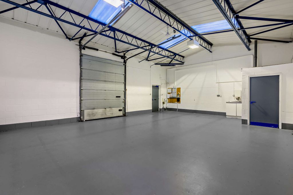 Property photo 3 of 7 8532928-Interior02-800