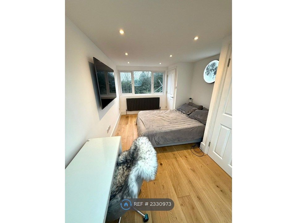 Property photo 1 of 23 Loft Bedroom