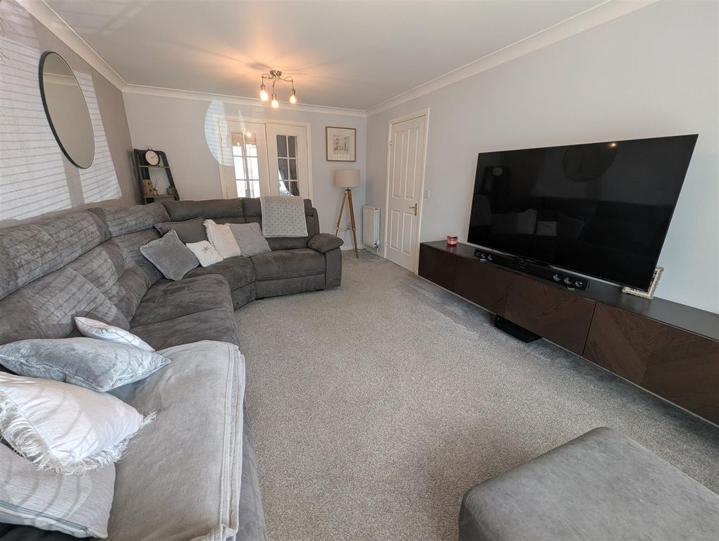Property photo 2 of 18 Lounge