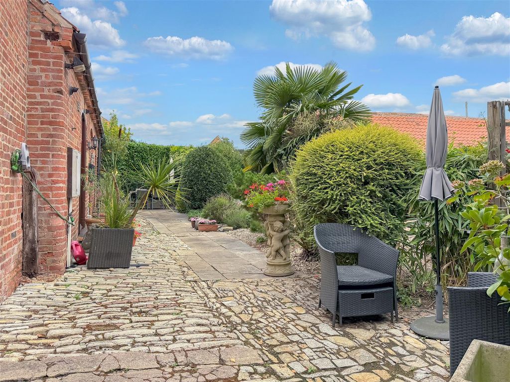 Property photo 3 of 24 Delightful Private Courtyard 227