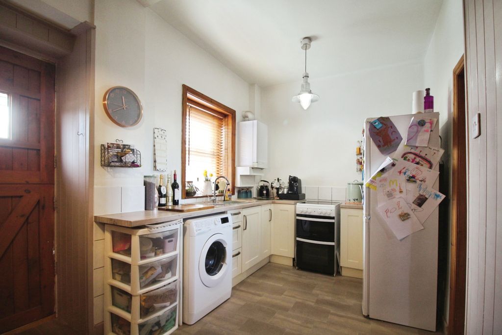 Property photo 3 of 10 Kitchen