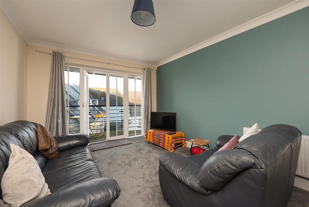 Property photo 3 of 15 Horsebridge Road, Whitstable