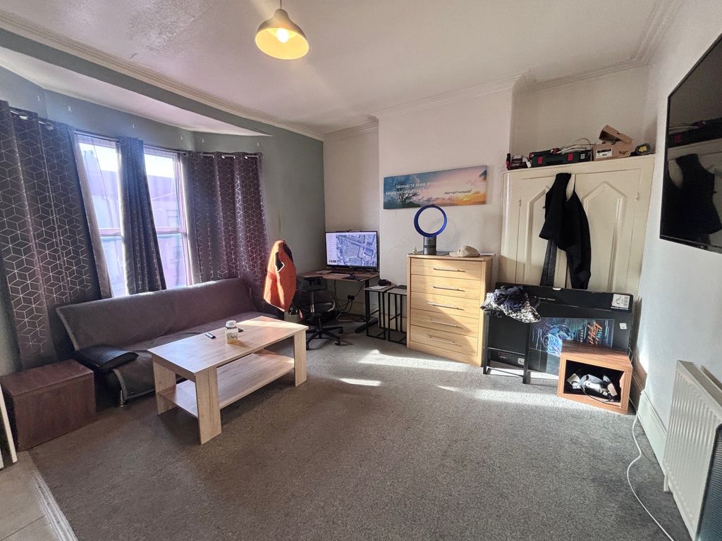 Property photo 1 of 4 Living Room