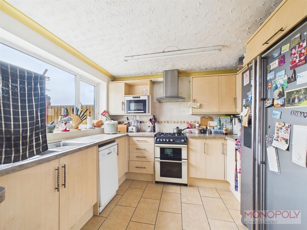 Property photo 2 of 9 Kitchen/Dining Room