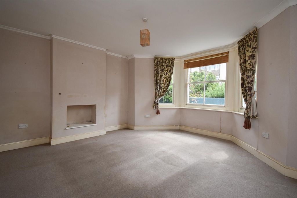 Property photo 1 of 10 Living Space