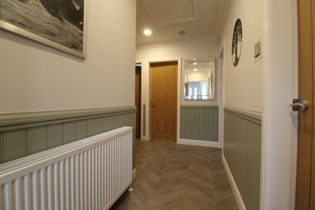 Property photo 2 of 18 Hallway