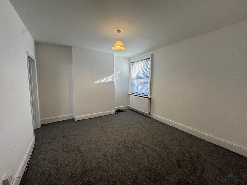 Property photo 1 of 6 Large 3 Bedroom Flat