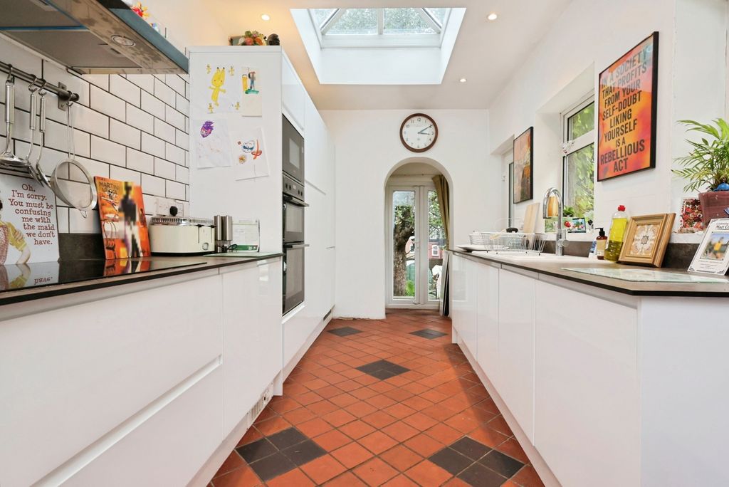 Property photo 3 of 32 Kitchen