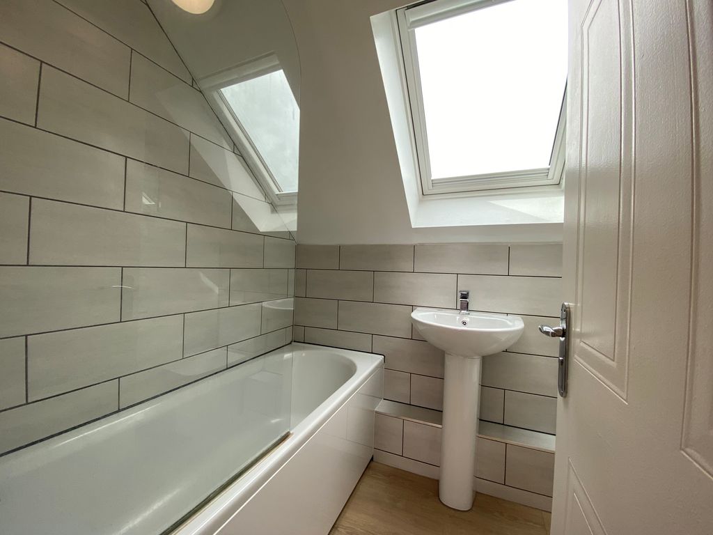 Property photo 3 of 11 Bathroom
