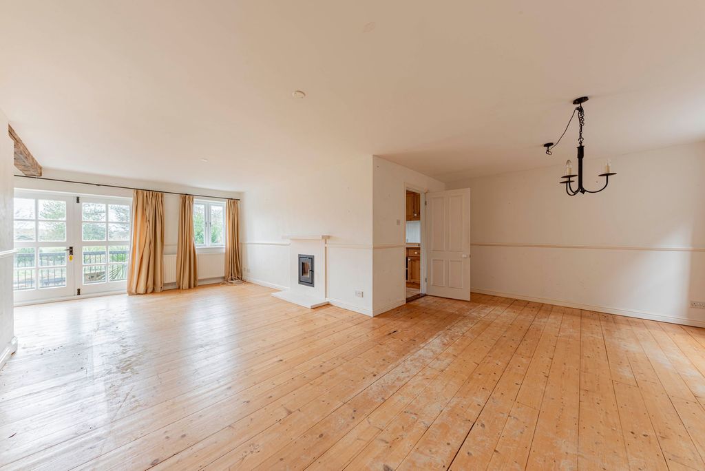 Property photo 3 of 27 Living/Dining Room (2)