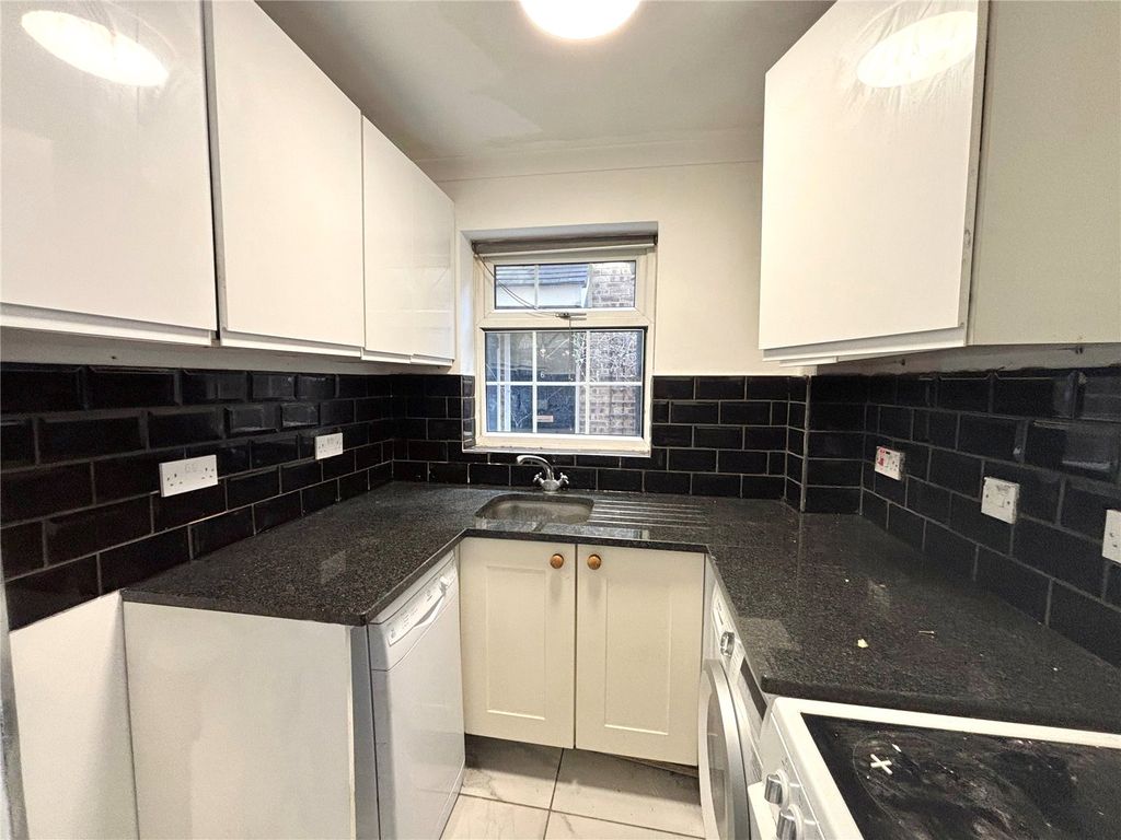 Property photo 3 of 11 Kitchen