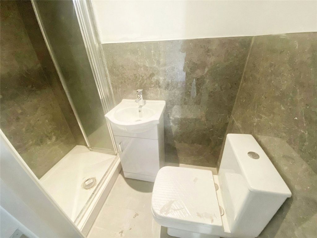 Property photo 3 of 8 En Suite