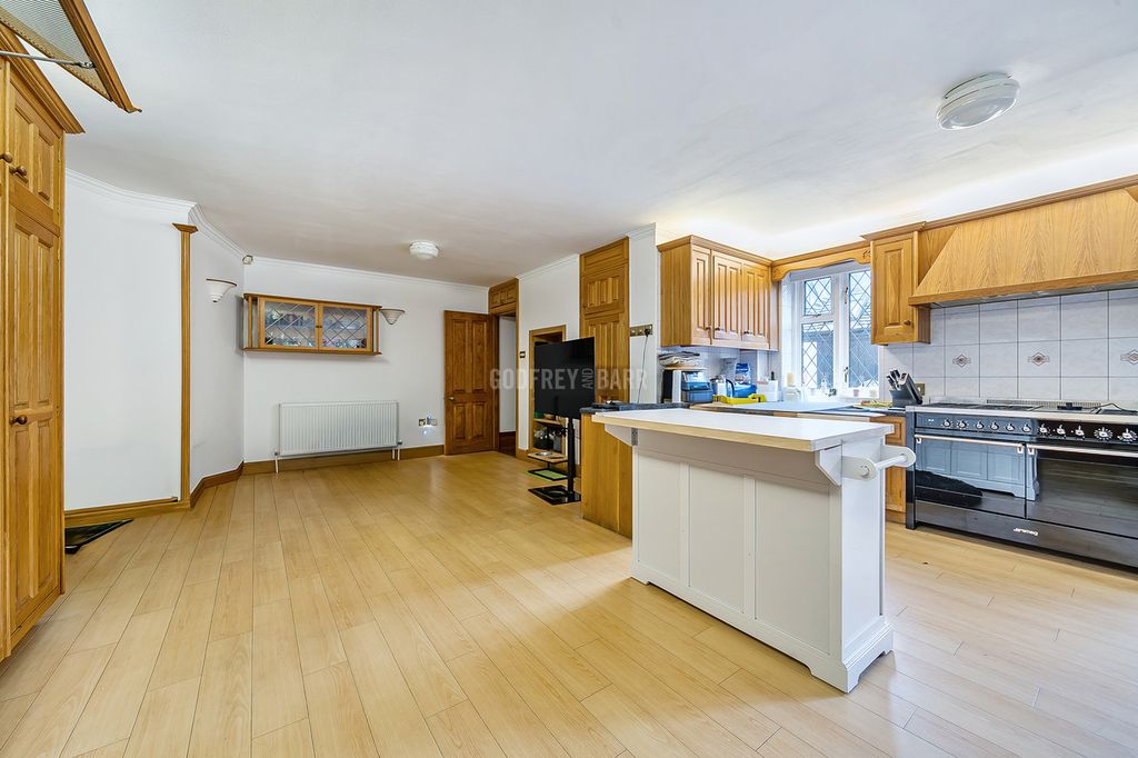 Property photo 3 of 21