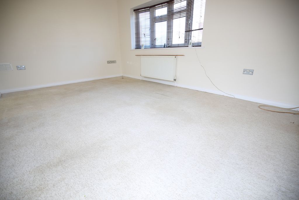 Property photo 3 of 8 Photo 06