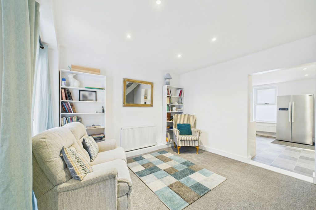 Property photo 3 of 11