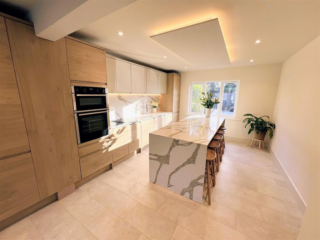 Property photo 2 of 16 2 -558 Kitchen.Jpg