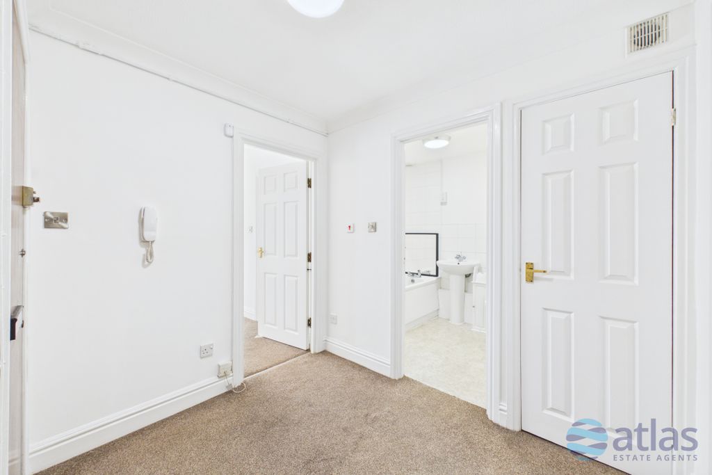 Property photo 3 of 9 Hallway