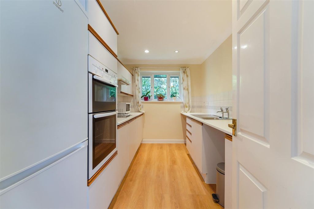 Property photo 2 of 14 Oakmead Green (9).Jpg