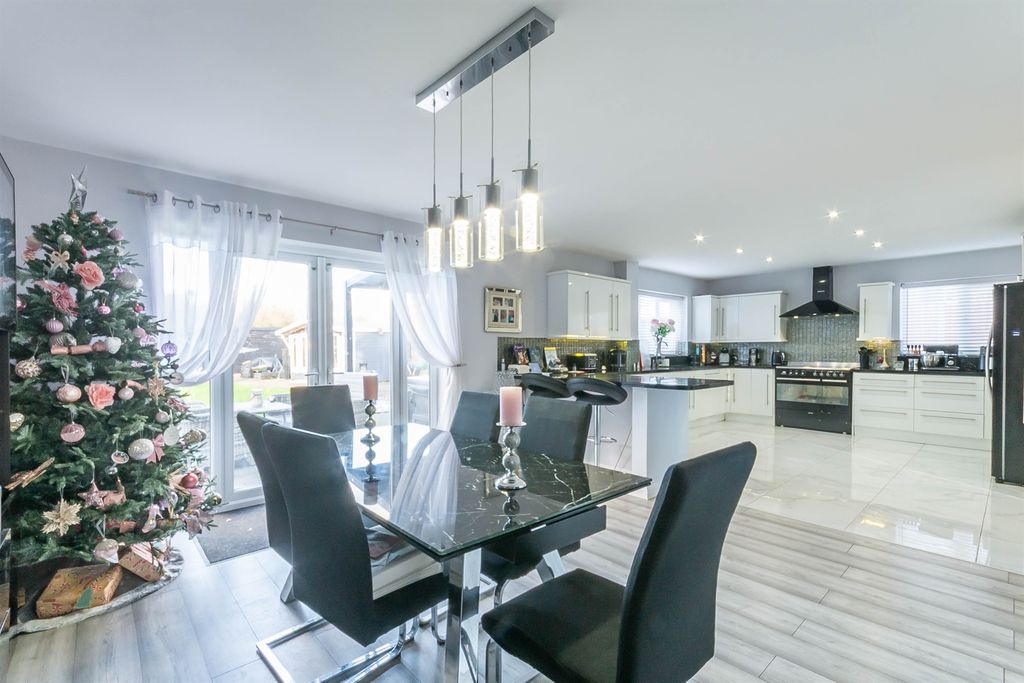 Property photo 3 of 25 Kitchen Diner