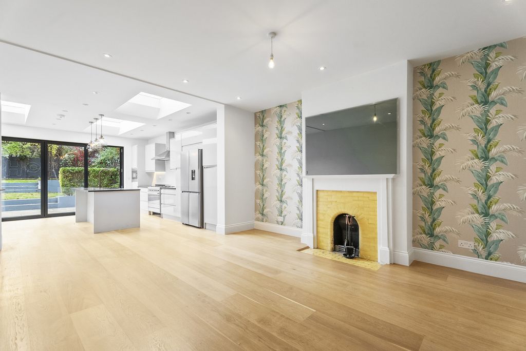 Property photo 1 of 23