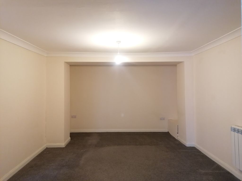 Property photo 3 of 7 Living Room