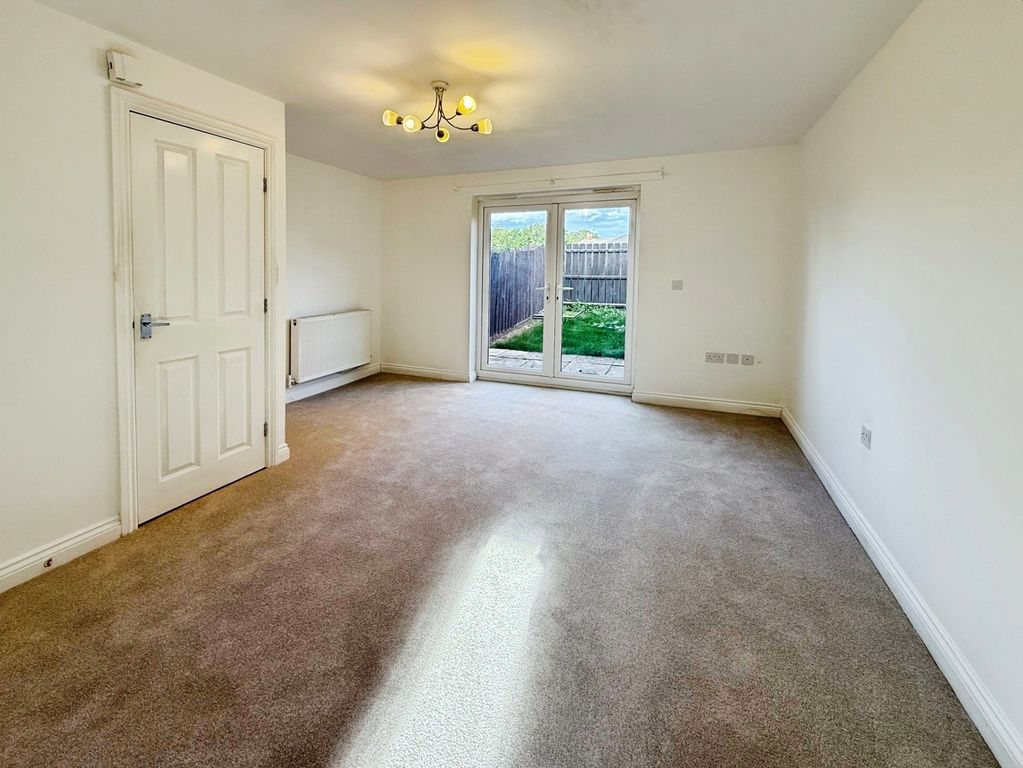 Property photo 3 of 11 Lounge