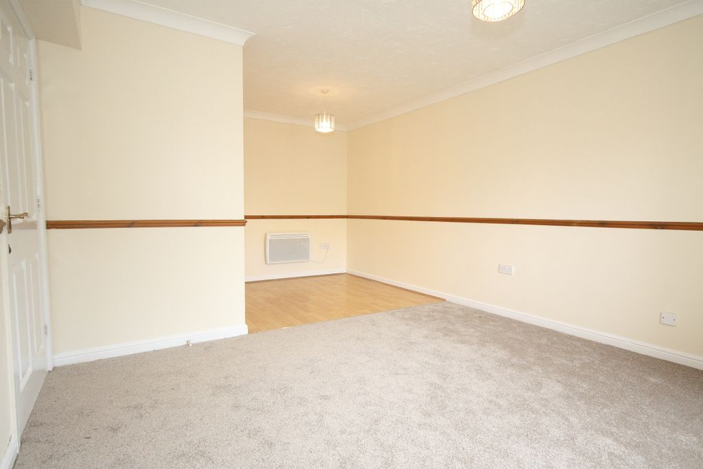 Property photo 2 of 6 Living/Dining Room