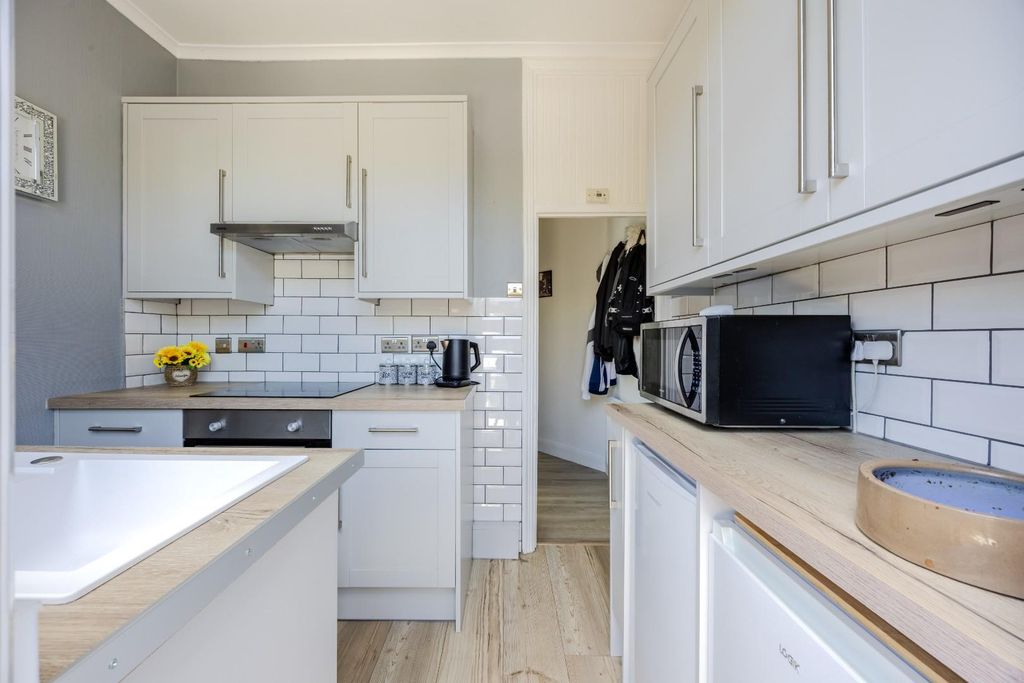 Property photo 3 of 18 Kitchen