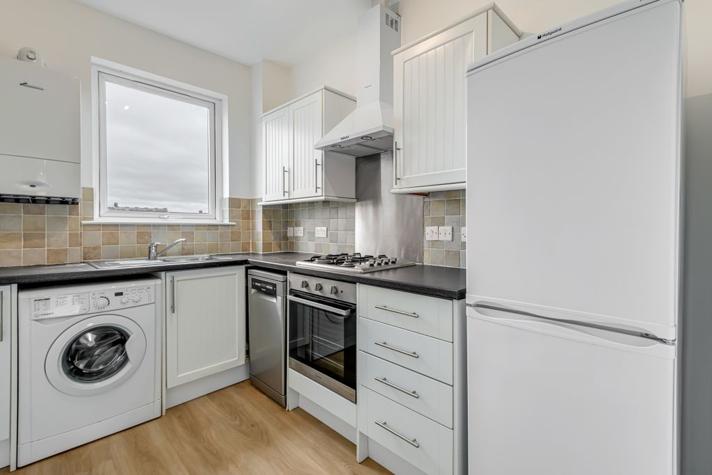 Property photo 3 of 19 Kitchen