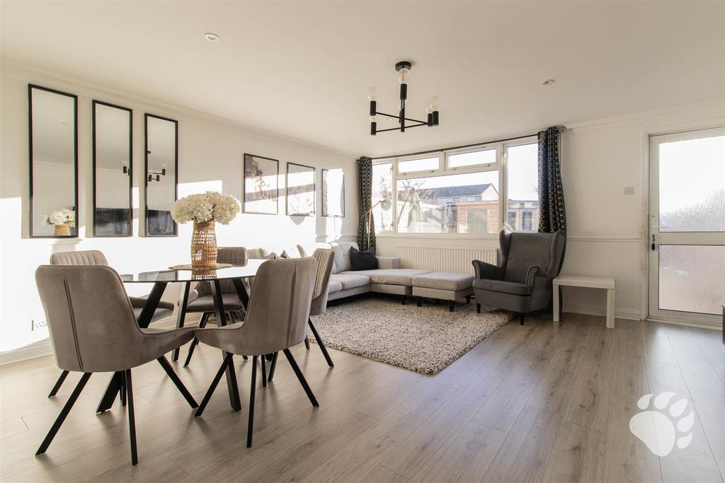 Property photo 3 of 16 Lounge / Diner