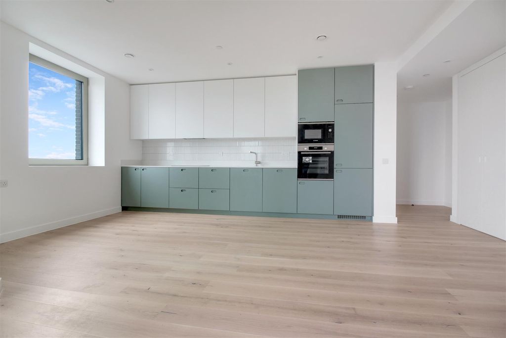 Property photo 1 of 7 Wayne & Silver