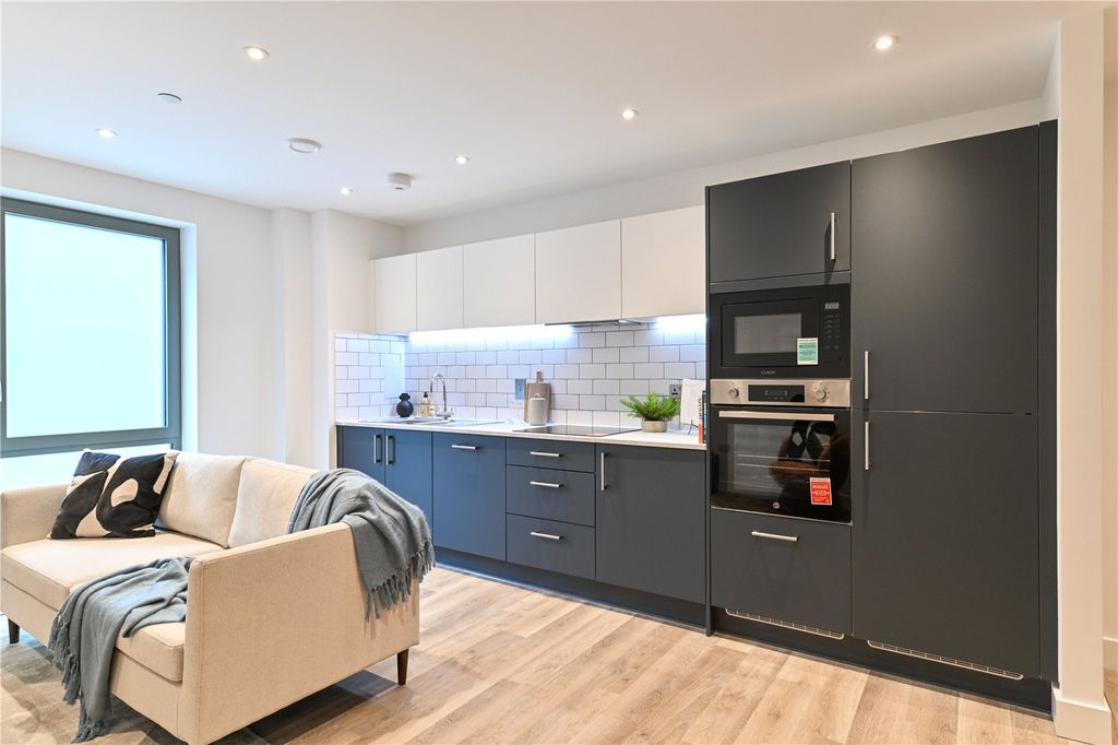 Property photo 3 of 14 Lounge