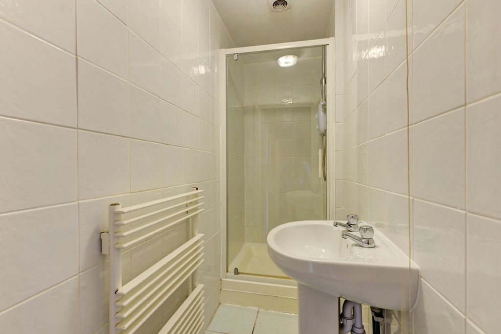 Property photo 2 of 11 A Clean And Well-Maintained Bathroom Featuring A B...