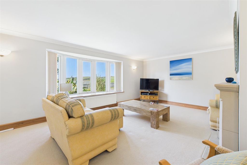 Property photo 2 of 18 Lounge.