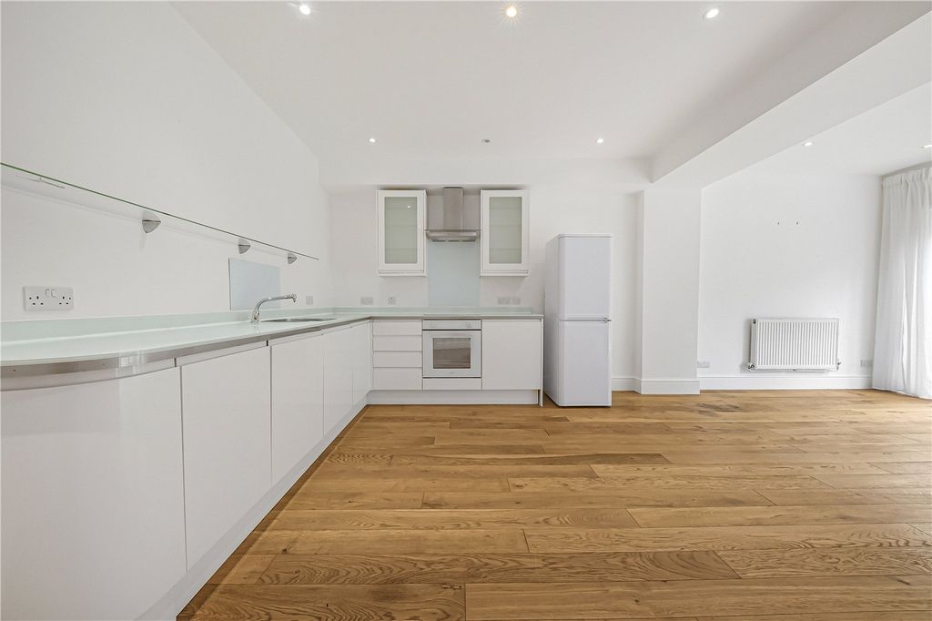 Property photo 3 of 10 Kitchen