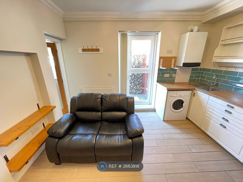 Property photo 3 of 16 Living Room/ Kitchen