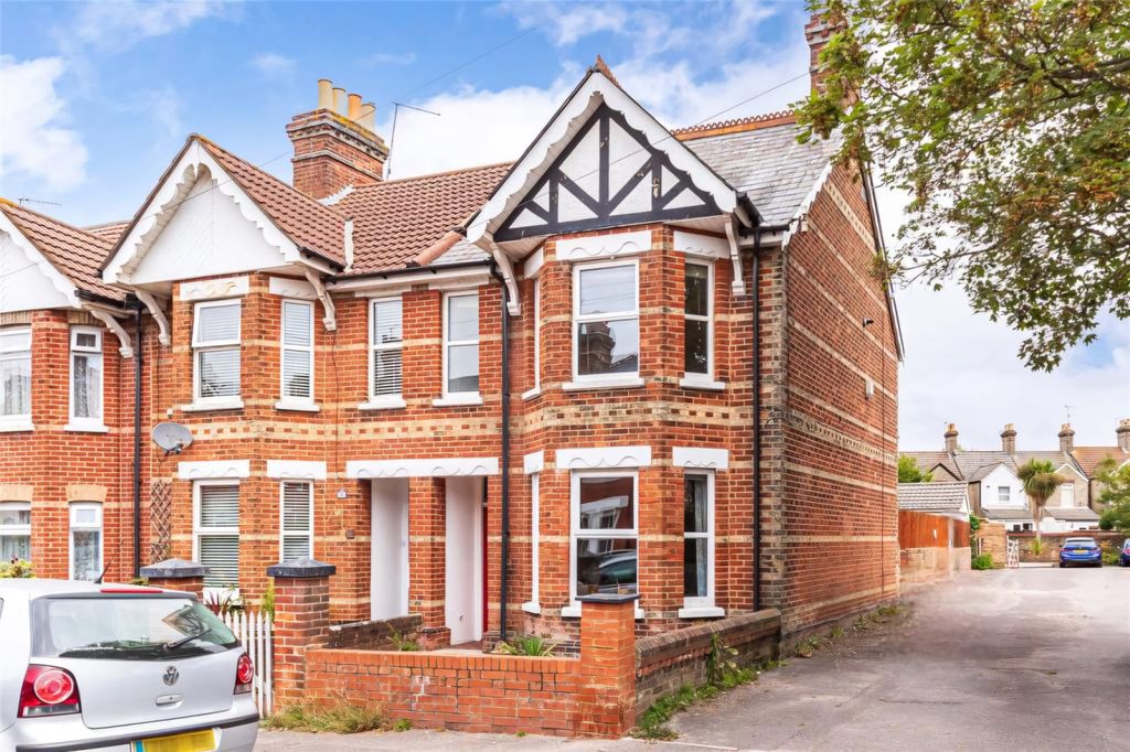 Property photo 1 of 10 Spacious 2 Bedroom Flat Centrally Located In Poole