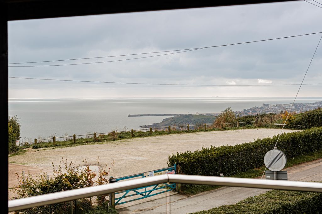 Property photo 3 of 44 Sea Views