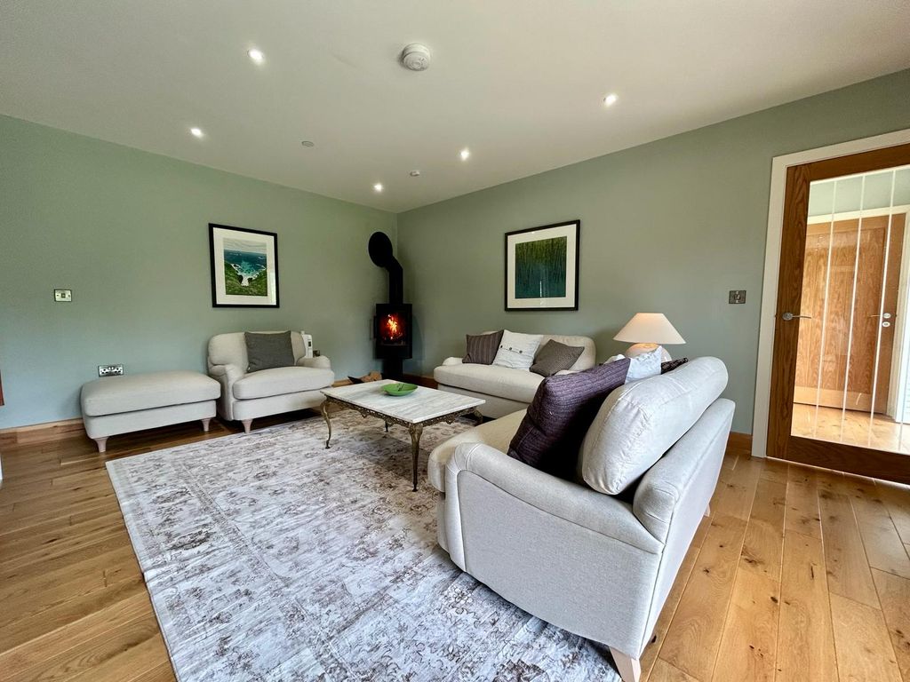 Property photo 3 of 16 Lounge