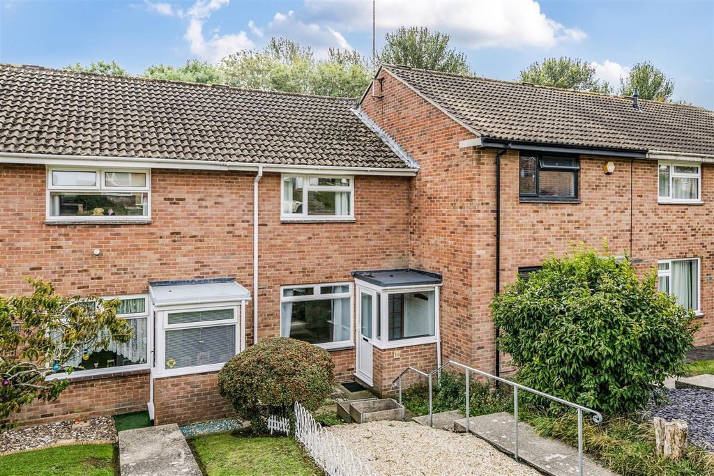 Property photo 1 of 18 Rowan Close