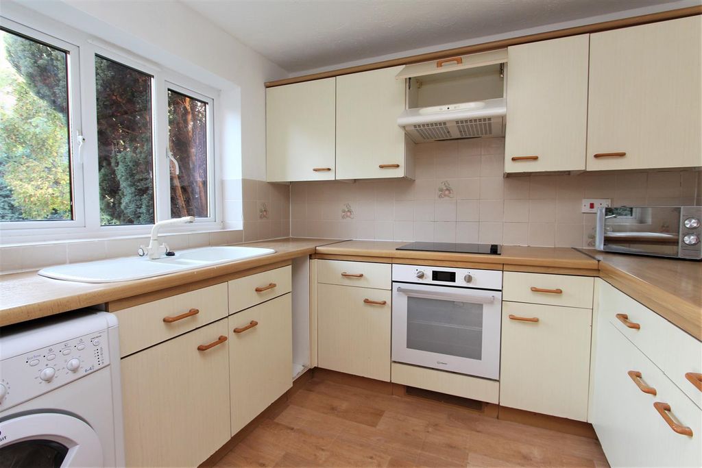 Property photo 2 of 9 Kitchen