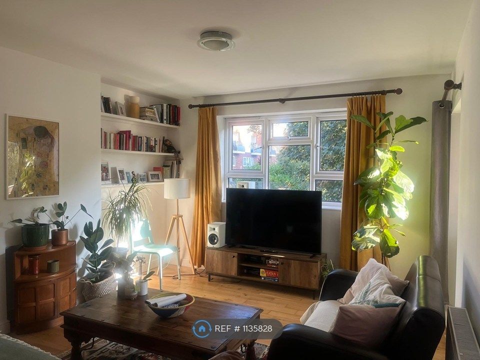 Property photo 1 of 11 Living Room