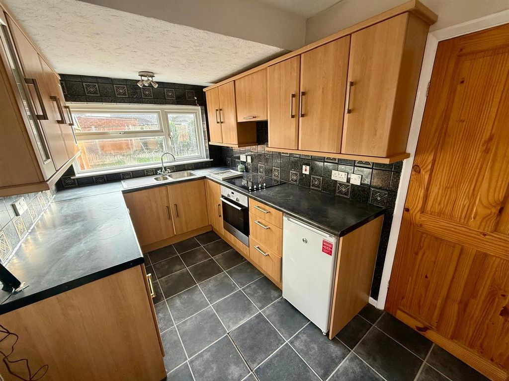 Property photo 2 of 10 Kitchen.Jpeg