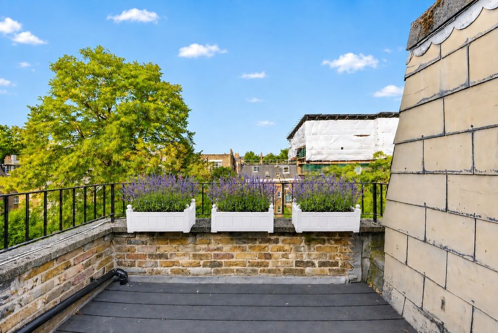Property photo 2 of 14 Coleherne Road