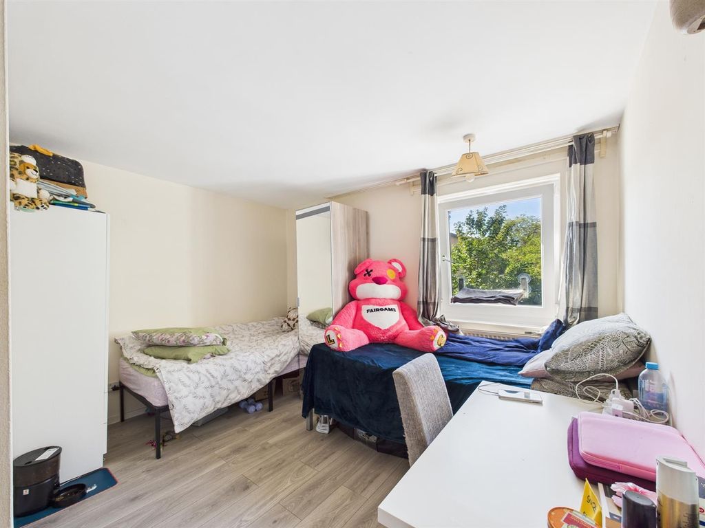 Property photo 3 of 14 Cam01358G0-Pr0182-Still016.Jpg