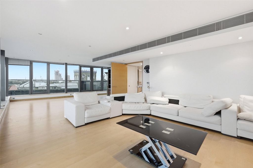 Property photo 1 of 44 Picture No. 01